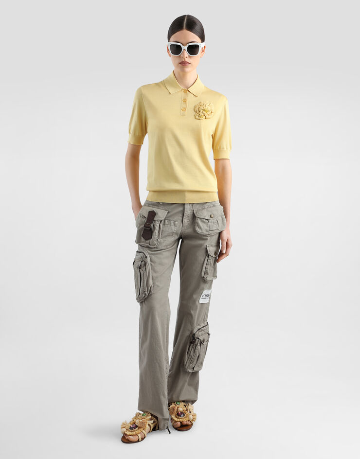Dolce & Gabbana Poloshirt aus Seide mit Blumenbrosche Gelb FXZ06ZJBSO1