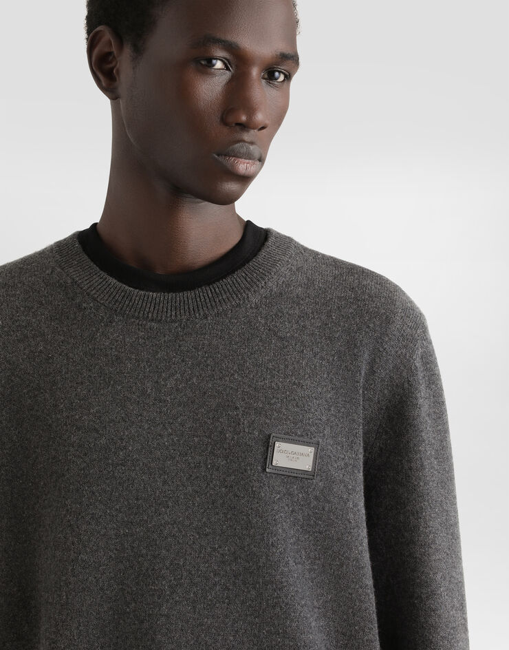 Dolce & Gabbana Jersey de lana con cuello redondo y placa con logotipo Gris GXO39TJEMQ4