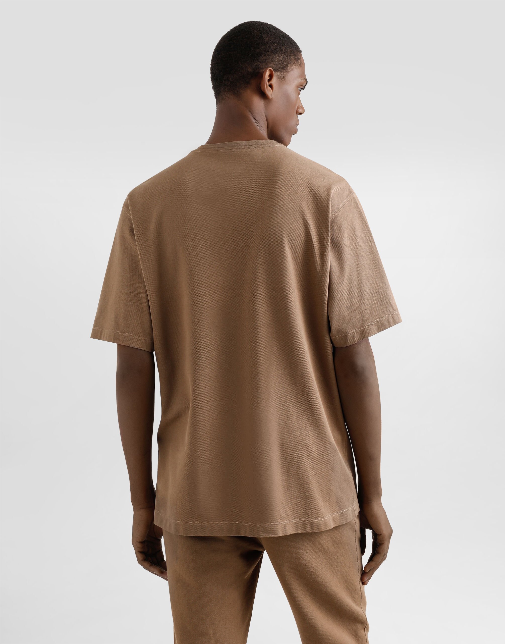 Tシャツ・カットソー DOLCE & GABBANA Men T-shirt Brown G8SE3TFU7EN M0672 Cotton T-shirt with tag in Brown for Men | Dolce&Gabbana®