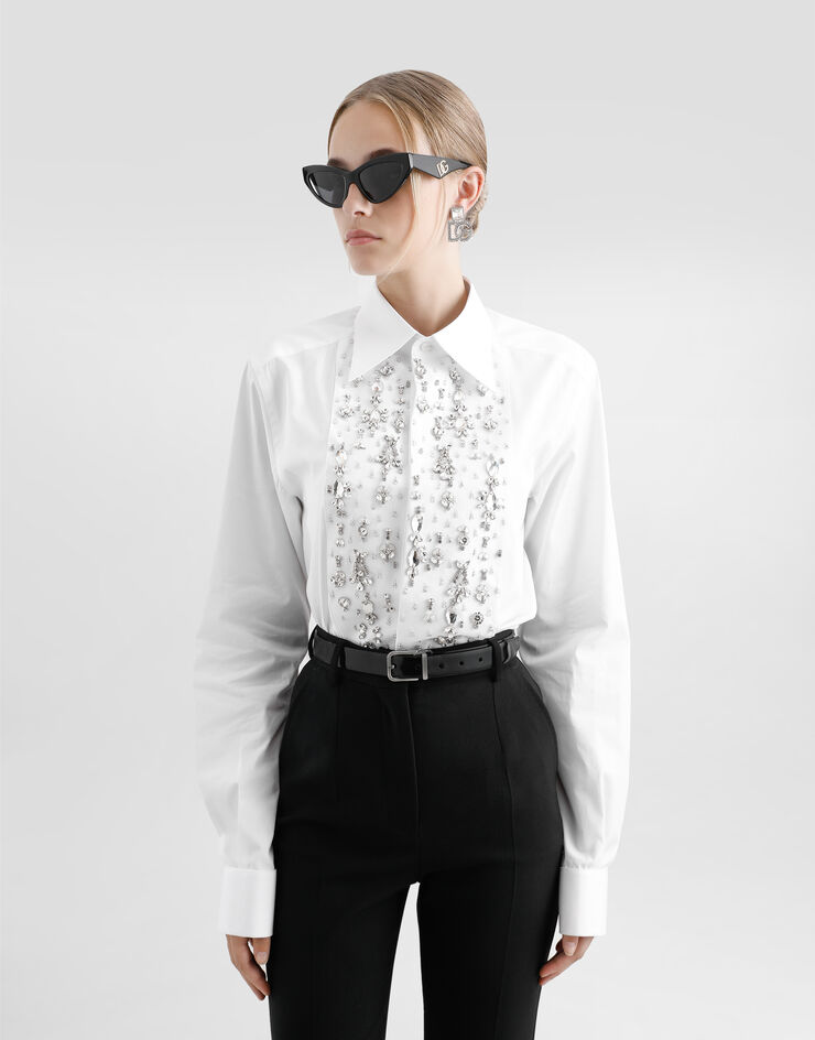 Dolce & Gabbana Smokingbluse aus Baumwolle mit strassbesetztem Plastron Weiss F5T16ZFU5T9