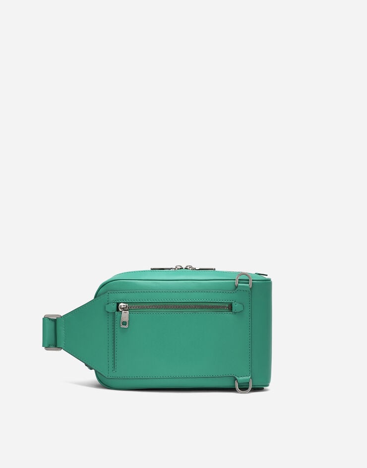 Dolce & Gabbana حقيبة خصر من جلد عجل بشعار بارز أخضر BM2264AG218