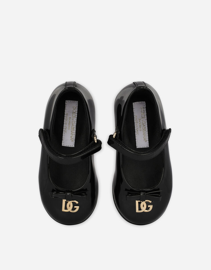 Dolce & Gabbana حذاء باليه مسطح من جلد لامع بشعار DG معدني أسود D20081A1328