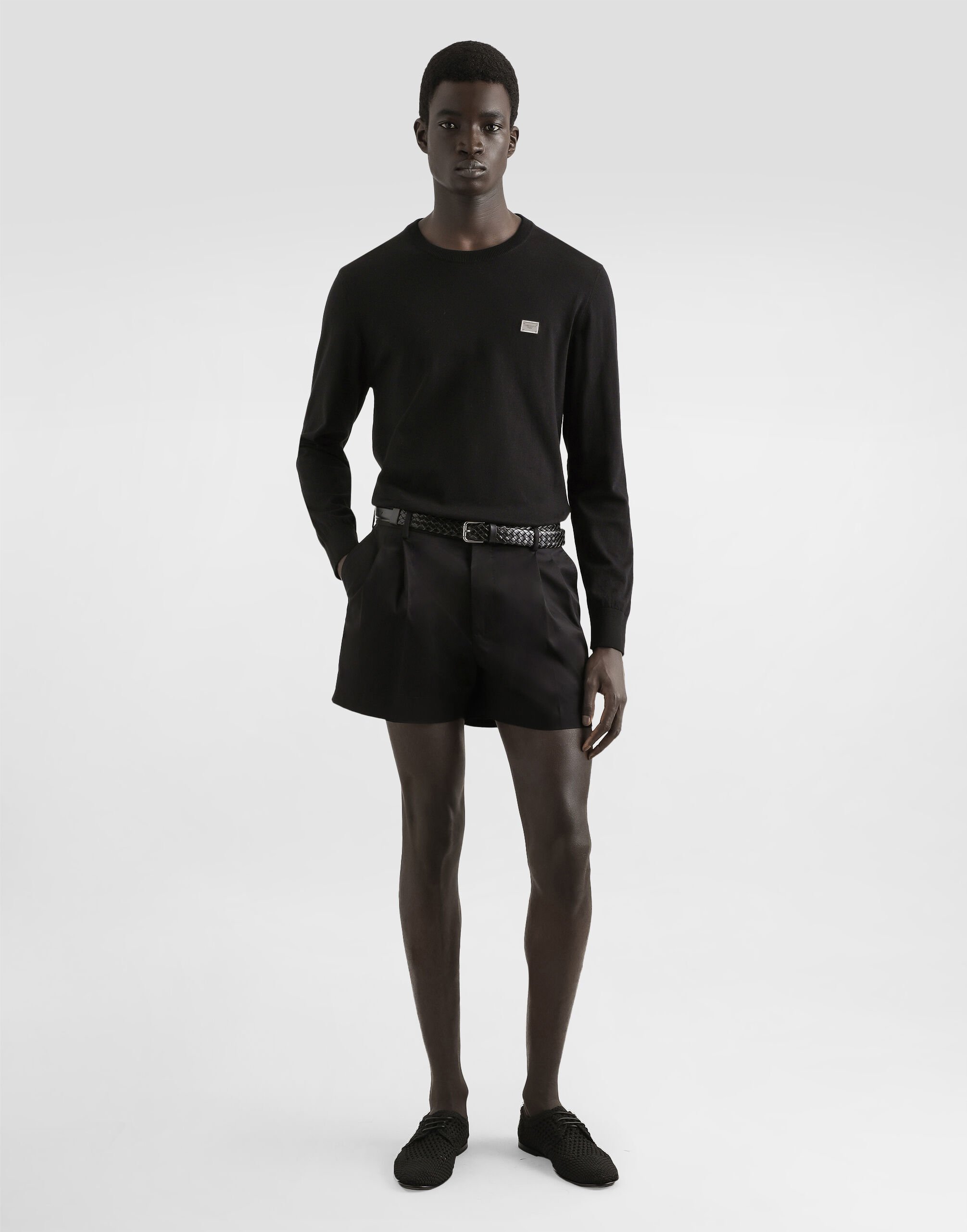 ブラックのメンズ ロゴプレート コットン ラウンドネック セーター