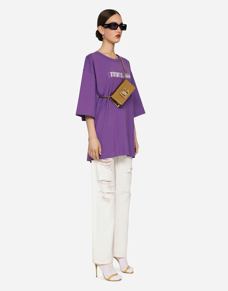 Dolce & Gabbana Kurzarm-T-Shirt mit Rundhalsausschnitt aus Baumwolljersey mit Print DGVIB3:<br>• Grün<br>• Rundhalsausschnitt<br>• Weite kurze Ärmel<br>• Weite Passform<br>• Der Artikel hat bei Größe S IT eine Länge von 79 cm ab der hinteren Mitte<br>• Das Model ist 175 cm groß und trägt Größe L IT<br>• Made in Italy Violett F8U94TG7K3D