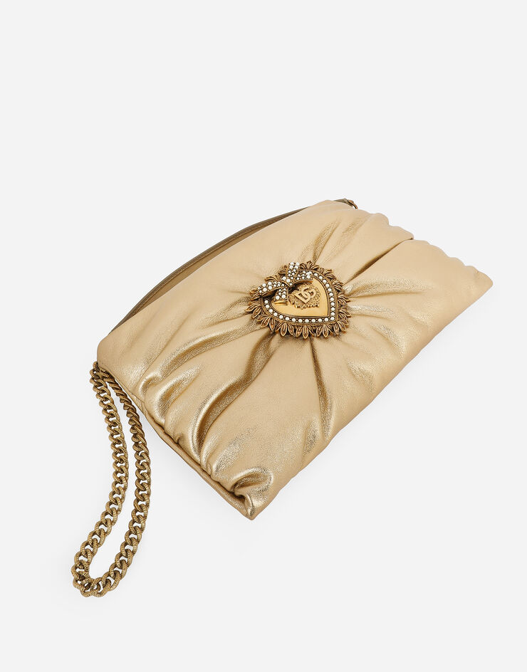 Dolce & Gabbana حقيبة ديفوشن لينة صغيرة من جلد عجل ممعدن ذهبي BB7378AY812