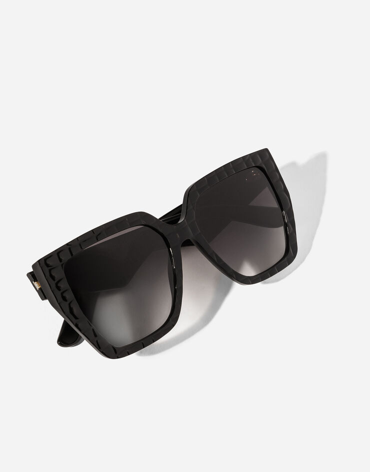 Dolce & Gabbana نظارة DG شمسية متقاطعة ملمس جوز هند أسود VG4438VP88G