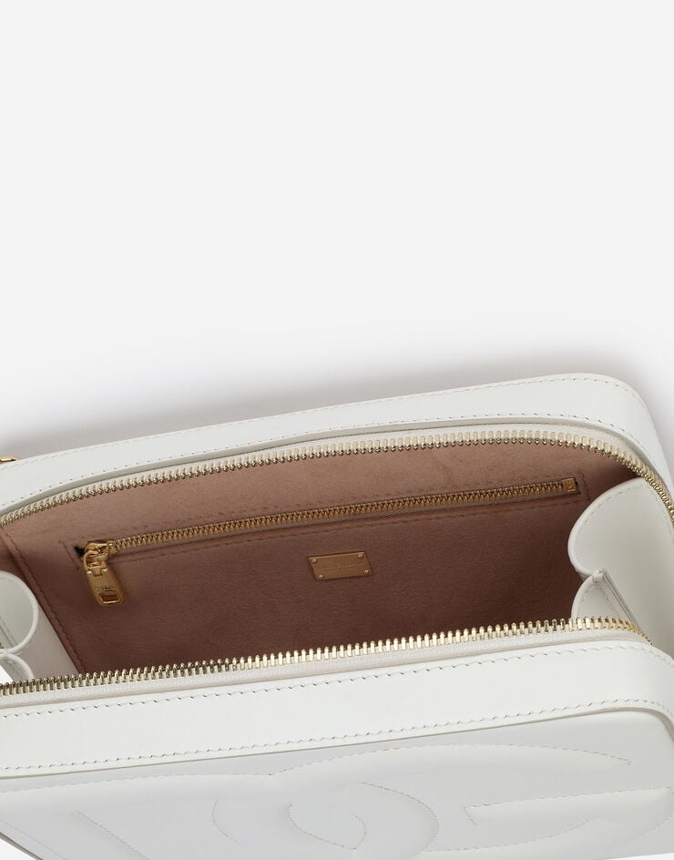 Dolce & Gabbana حقيبة كاميرا متوسطة من جلد عجل بشعار أبيض BB7290AW576