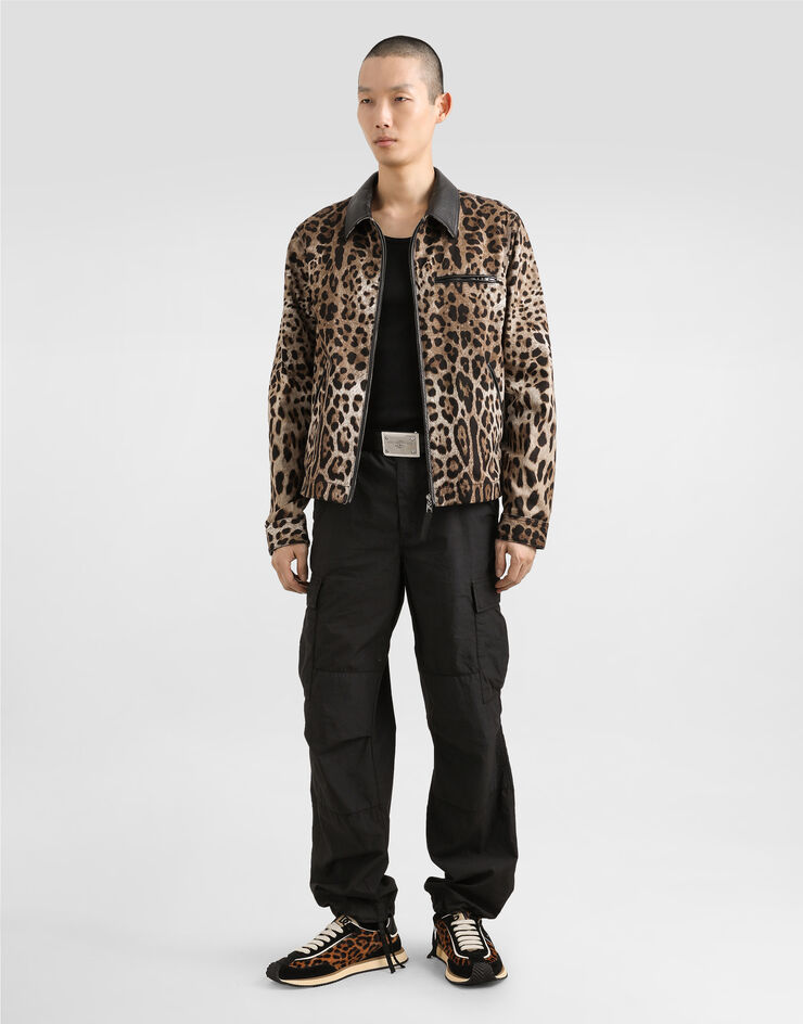 Dolce & Gabbana Jacke aus Baumwolle Leoprint mit Plakette Drucken G9BIOTFSFN4
