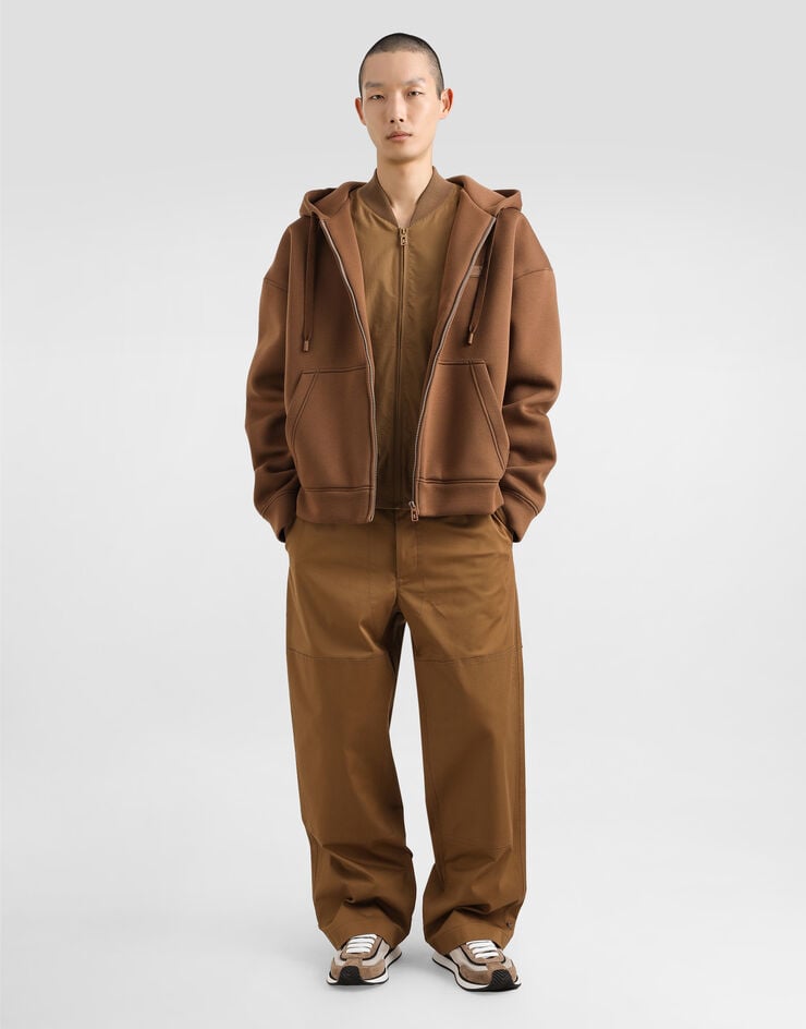 Dolce & Gabbana Cargohose aus Baumwolle mit Plakette Braun GP0RSTFUFL3
