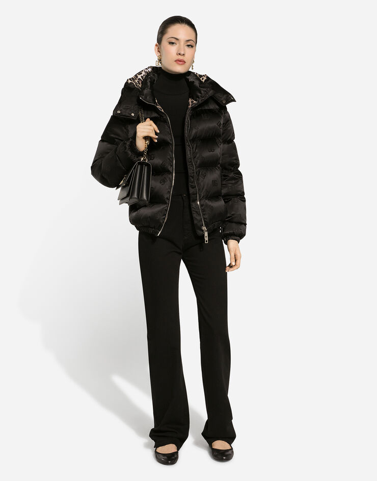 Dolce & Gabbana Plumífero acolchado en jacquard de raso con motivo integral del logotipo DG Negro F9P48TGDCL4