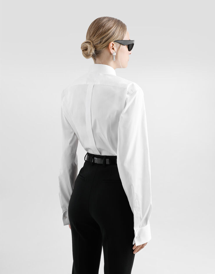 Dolce & Gabbana Smokingbluse aus Baumwolle mit strassbesetztem Plastron Weiss F5T16ZFU5T9