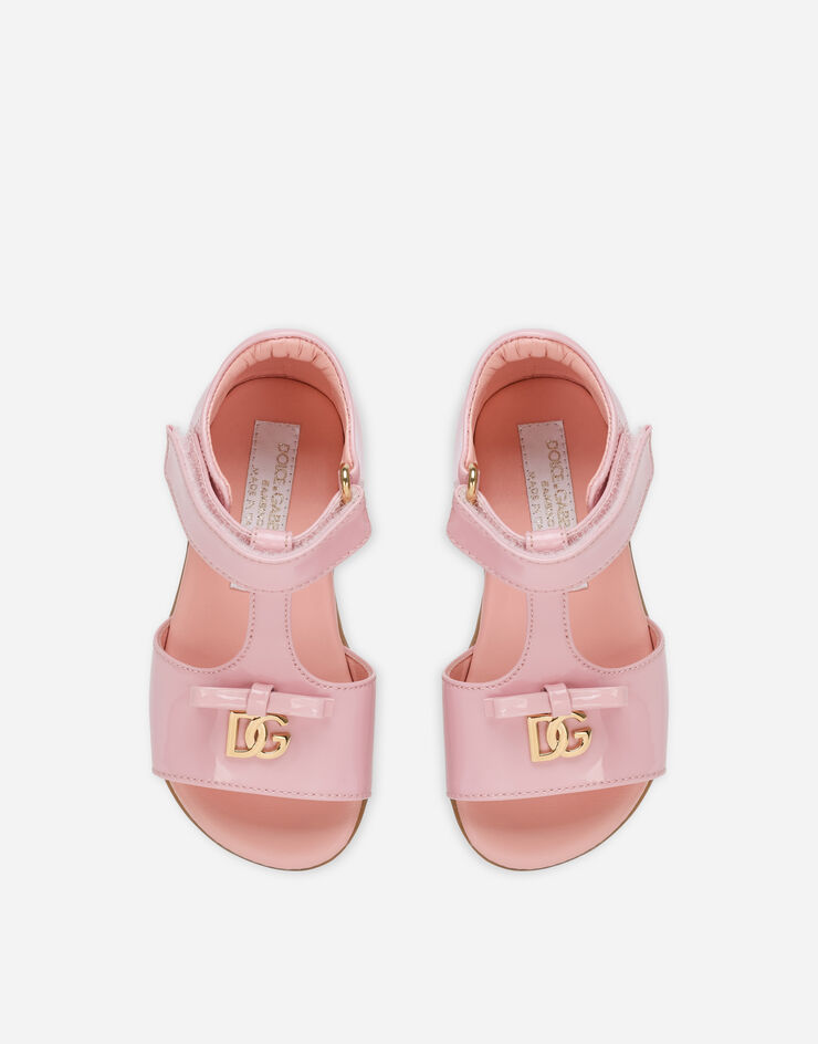 Dolce & Gabbana Sandalia para primeros pasos de charol con logotipo DG metálico Dolce & Gabbana Sandalia para primeros pasos de charol con logotipo DG metálico Rosa D20082A1328