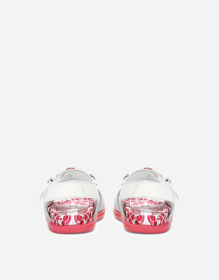Dolce&Gabbana Sandale aus Lackleder mit Stickerei Mehrfarbig D20083AN252