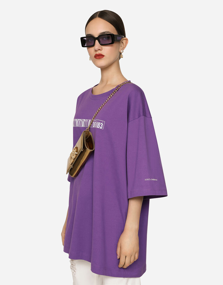 Dolce & Gabbana Kurzarm-T-Shirt mit Rundhalsausschnitt aus Baumwolljersey mit Print DGVIB3:<br>• Grün<br>• Rundhalsausschnitt<br>• Weite kurze Ärmel<br>• Weite Passform<br>• Der Artikel hat bei Größe S IT eine Länge von 79 cm ab der hinteren Mitte<br>• Das Model ist 175 cm groß und trägt Größe L IT<br>• Made in Italy Violett F8U94TG7K3D