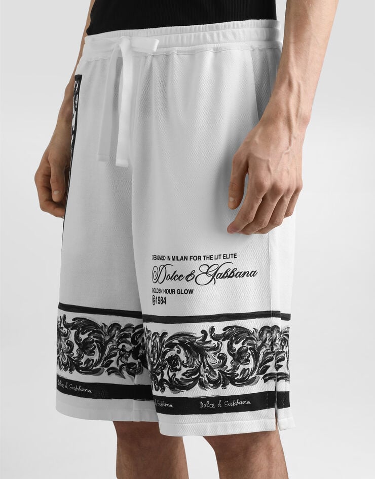 Dolce & Gabbana Bermudas aus Doppelpiqué mit Majolika-Print Mehrfarbig GV37ATII7HN