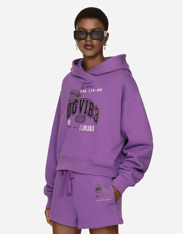 Dolce & Gabbana Shorts aus Baumwolljersey mit Print DGVIB3:<br>• Violett<br>• Normaler Bund mit Gummi- und Tunnelzug<br>• Seitentaschen<br>• Innenbeinlänge 5 cm bei Größe 40 IT<br>• Beinsaum 34 cm bei Größe 40 IT<br>• Das Model ist 175 cm groß und trägt Größe 40 IT<br>• Made in Italy DGVIB3 Violett FT003TG7K6Y