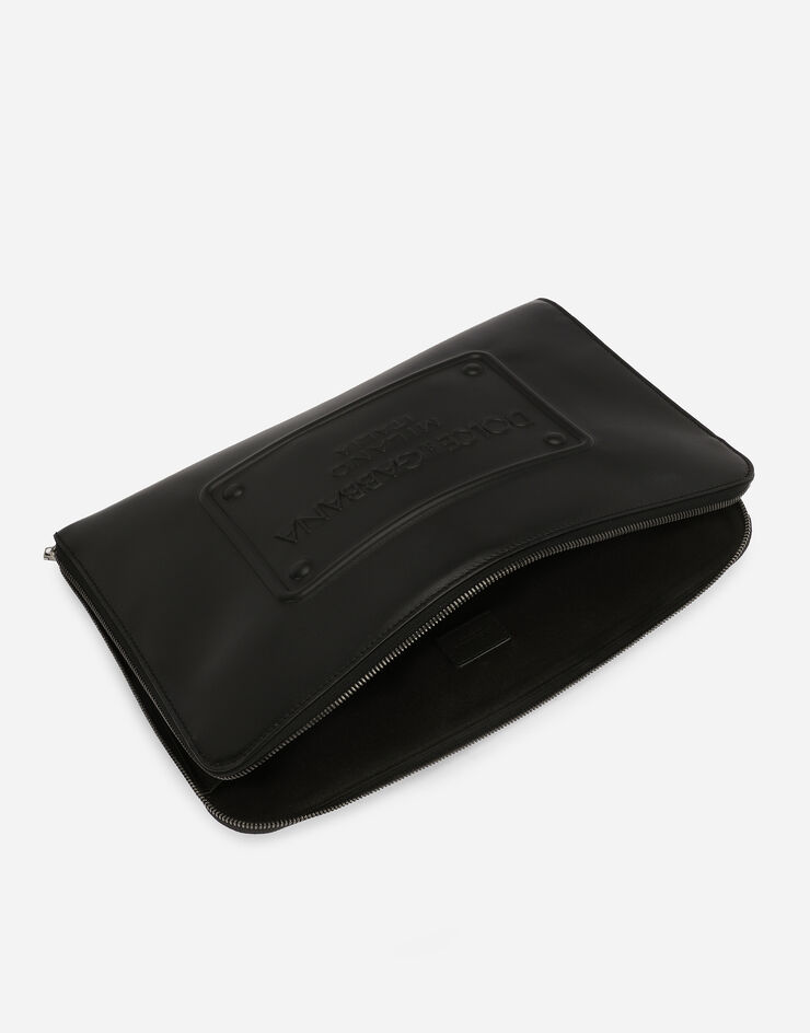 Dolce & Gabbana حقيبة باوتش كبيرة من جلد عجل بشعار بارز أسود BM2276AG218