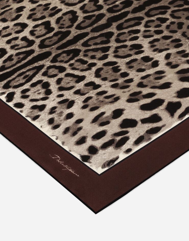Dolce&Gabbana وشاح تويل بطبعة فهد (70x70) بني FN092RGDBYY