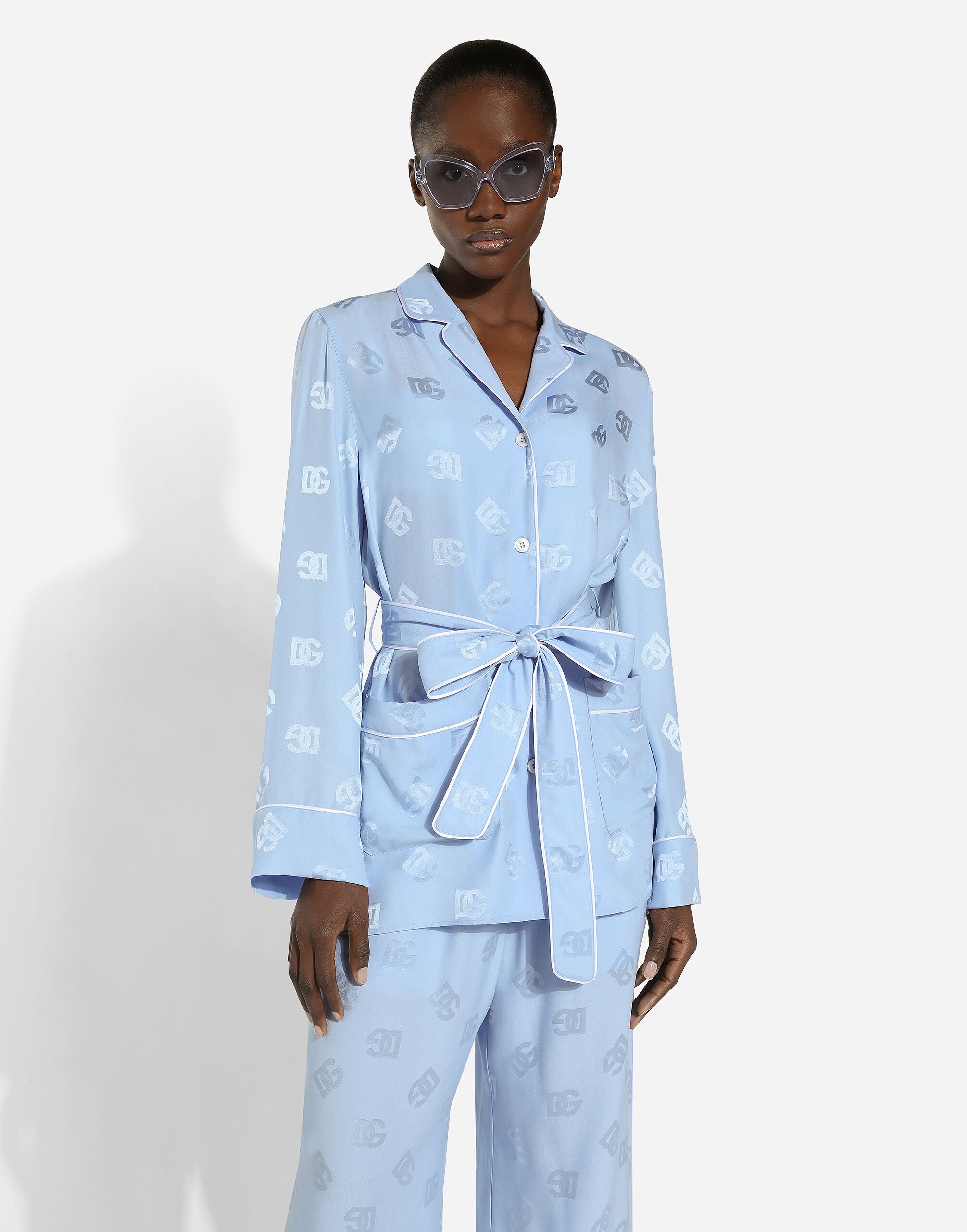 Chemise de pyjama a manches longues en satin de soie jacquard avec logo DG en Bleu Ciel pour femme Dolce Gabbana