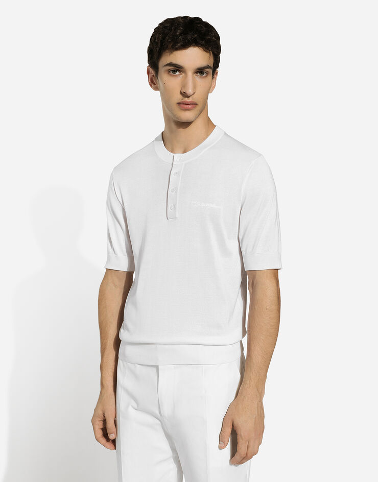 Dolce & Gabbana Serafino-Shirt aus Seide mit Dolce&Gabbana-Logostickerei Weiss GXX04ZJBSJS