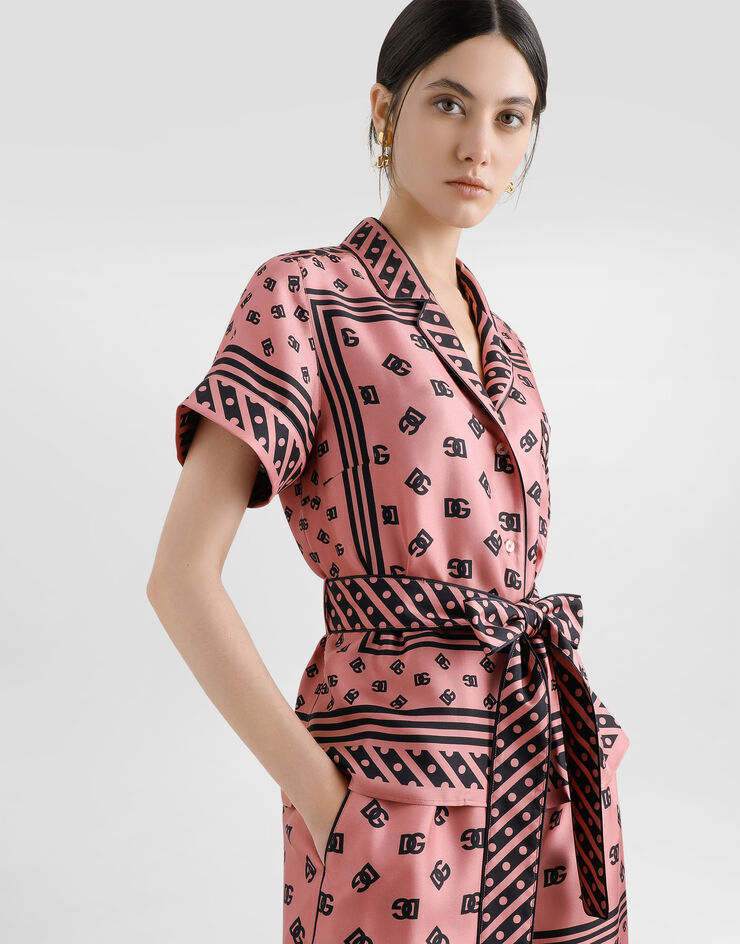 Dolce & Gabbana Camisa estilo pijama de manga corta en sarga de seda con estampado fular logotipo DG Print F5G67THI1X0