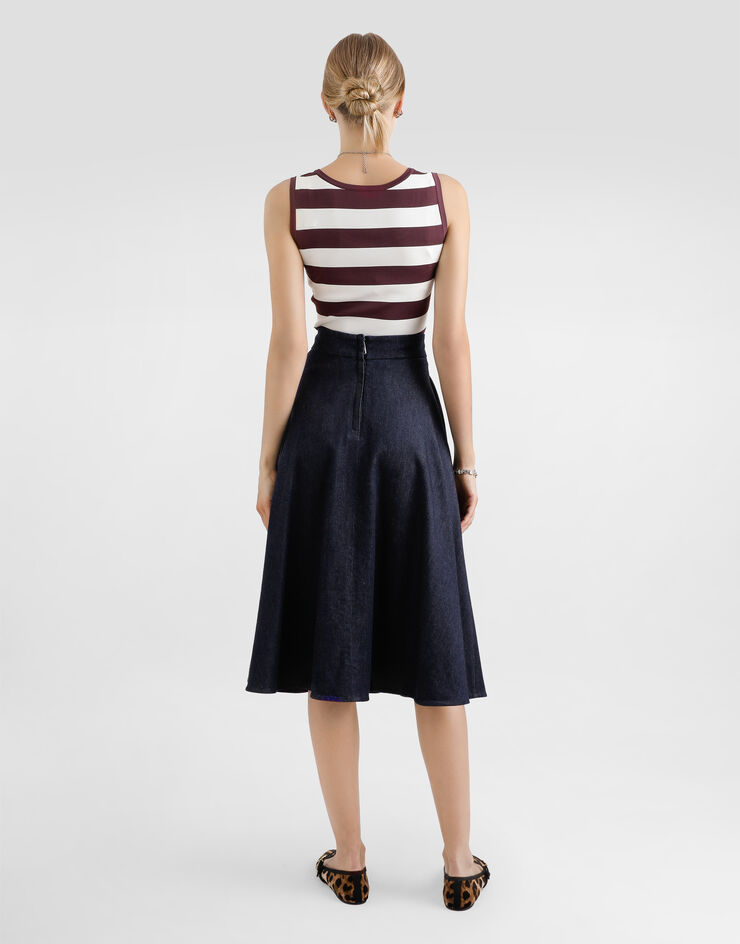 Dolce & Gabbana تنورة دائرية دنيم بطول للربلة ودبوس شعار DG متعدد الألوان F4C7ODG8MR3