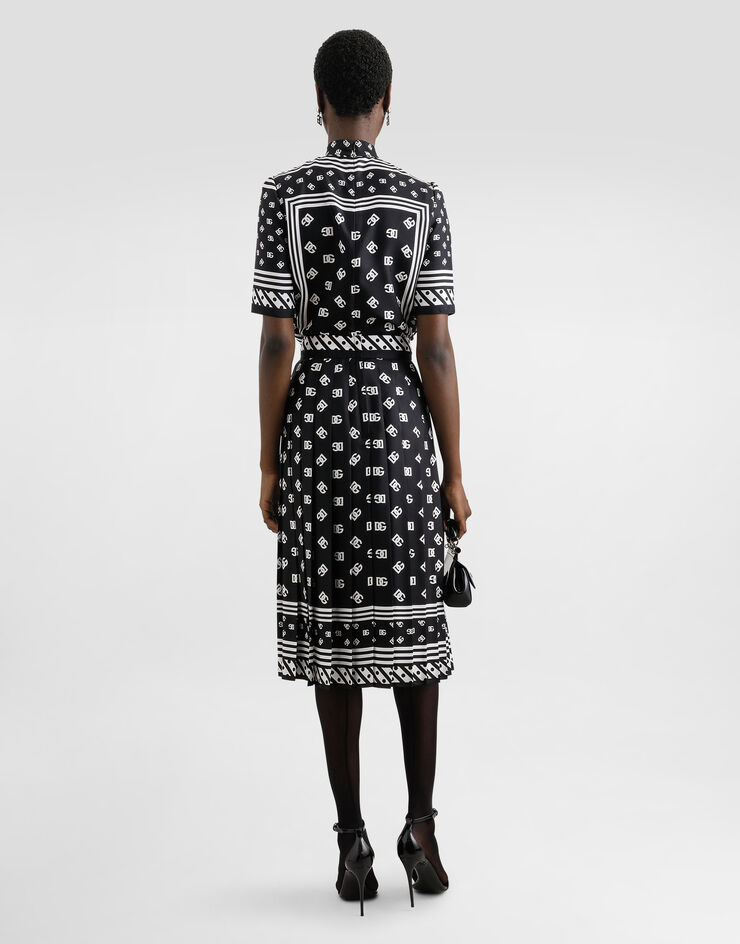 Dolce & Gabbana بلوزة حرير بأكمام قصيرة وربطة عنق فيونكة وطبعة وشاح شعار DG عليها بالكامل أسود F7AO0TGDCVJ