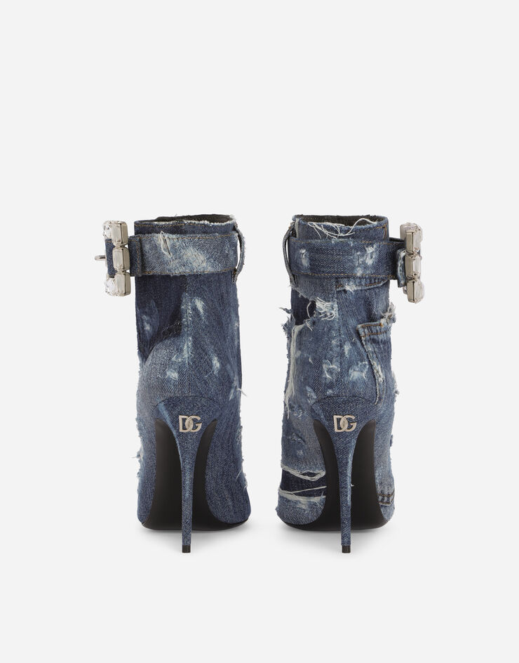 Dolce & Gabbana حذاء بوت برقبة للكاحل من دنيم باتشورك بإبزيم بحجر الراين أزرق CT0944AY841