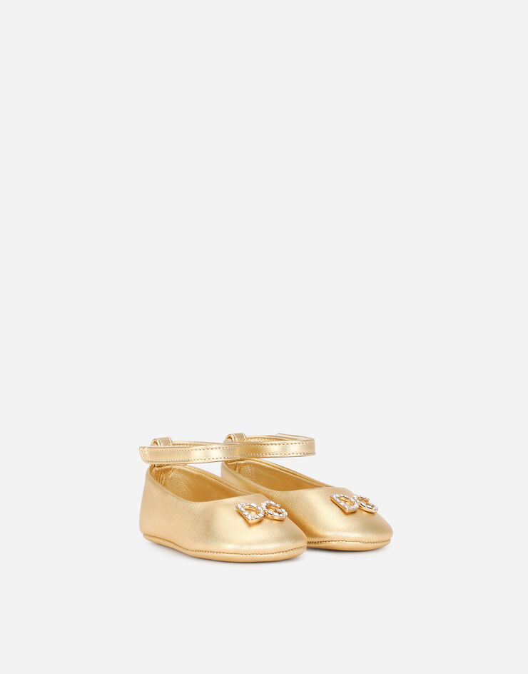Dolce & Gabbana حذاء باليه مسطح لحديثي الولادة من جلد نابا ممعدن ذهبي DK0065A6C66