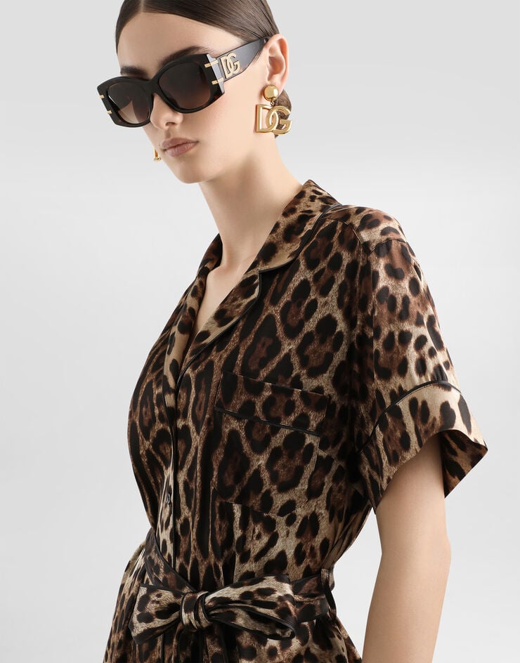 Dolce & Gabbana Chemise en soie avec ceinture Imprimé Animalier F5G67TFSAXY