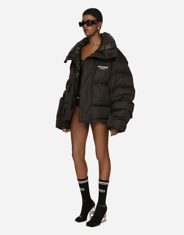 Dolce & Gabbana Wattierte Steppjacke mit hohem Kragen aus Nylon:<br>• Schwarz<br>• Hoher Kragen<br>• Lange Ärmel<br>• Taschen vorne mit Reißverschluss <br>• Mit Wattierung<br>• Nylonfutter<br>• Verschluss vorn mit Reißverschluss <br>• Der Artikel hat bei Größe 40 IT eine Länge von 66 cm ab der hinteren Mitte<br>• Das Model ist 175 cm groß und trägt Größe 54 IT <br>• Made in Italy DGVIB3 Schwarz F9R72ZGH095