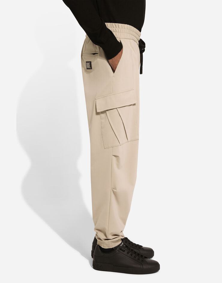 Dolce & Gabbana Cargohose aus Baumwollstretch mit Plakette Beige GW5OHTGH459