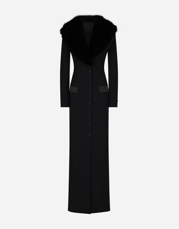 Dolce & Gabbana معطف طويل من حرير جورجيت بياقة فرو صناعي أسود F6DFDTFLSIO