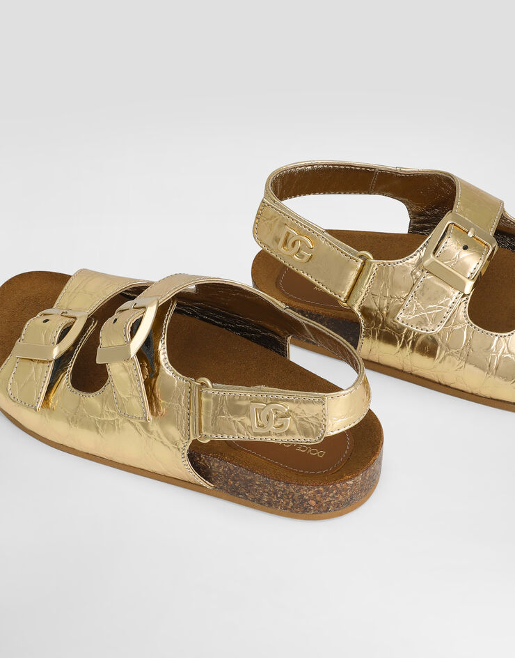 Dolce & Gabbana صندل من جلد عجل بطبعة تمساح وشعار DG ذهبي D11320AU138