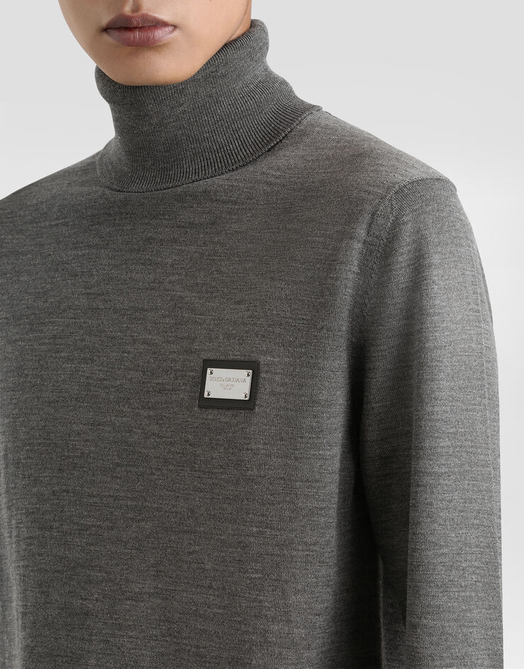 Dolce&Gabbana Rollkragenpullover Wolle mit Logoplakette Grau GXO35TJCVC7