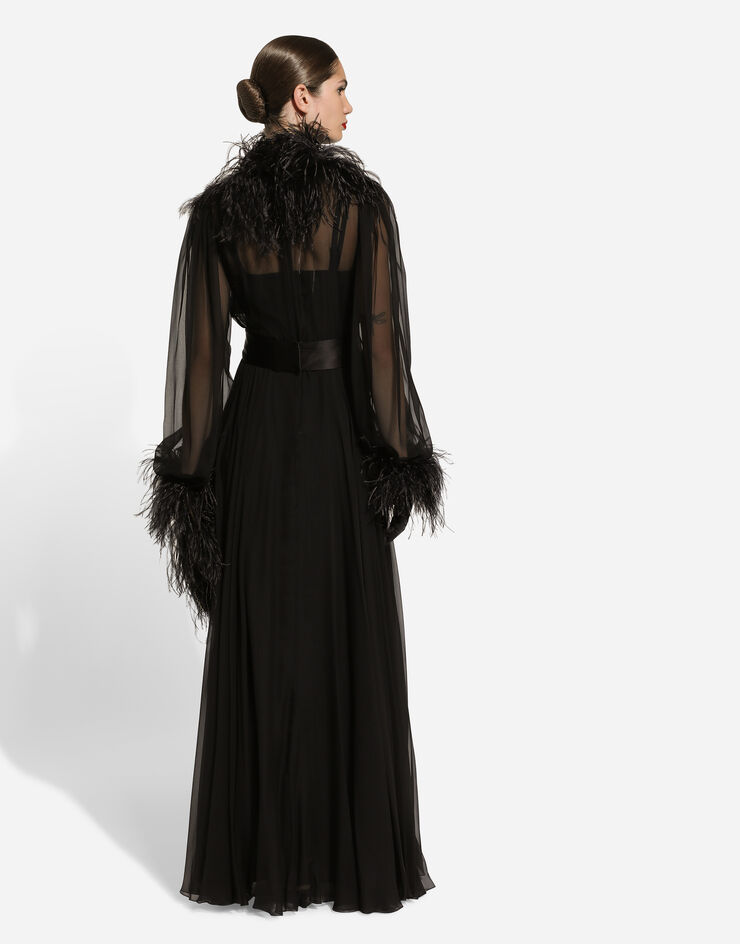 Dolce & Gabbana Robe longue en mousseline de soie avec détails en plumes d’autruche Noir F6JRCTFU1AT