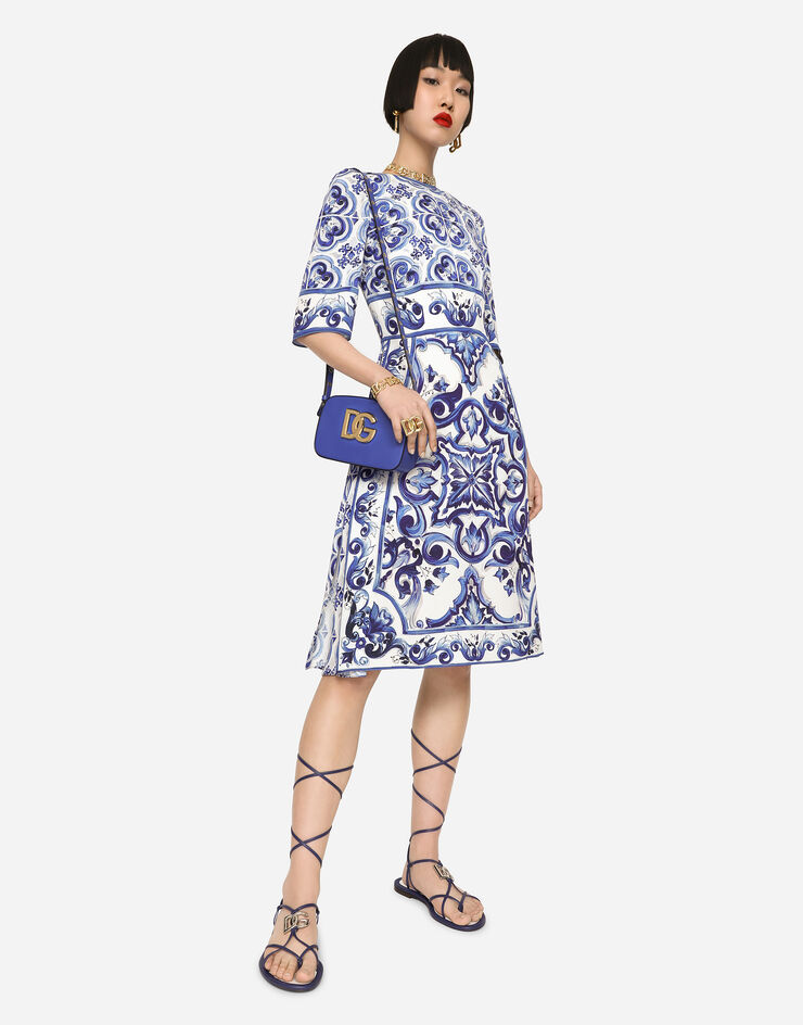 Dolce & Gabbana Vestido midi de charmeuse con estampado de mayólica Multicolor F6ADSTHPABL