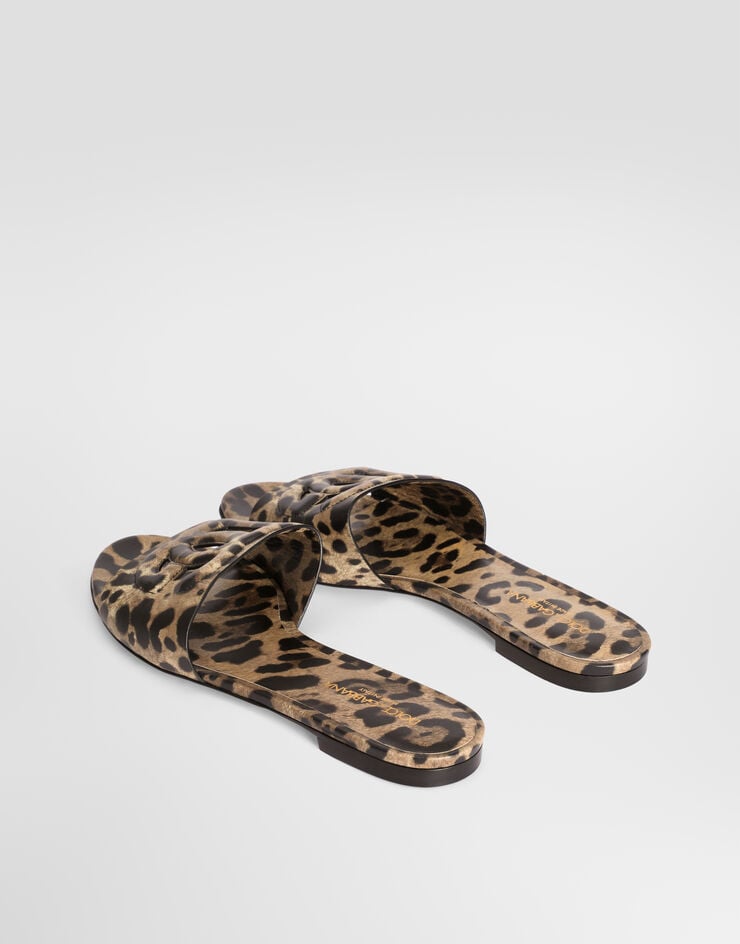 Dolce & Gabbana Sandalia plana de piel de becerro con estampado leo Dolce & Gabbana Sandalia plana de piel de becerro con estampado leo Print CQ0436A0426