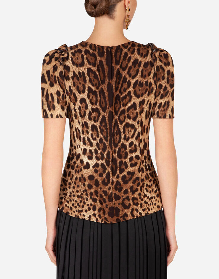 Dolce & Gabbana Kurzarm-shirt aus cady leoprint Mehrfarbig F7ZY1TFSRKI