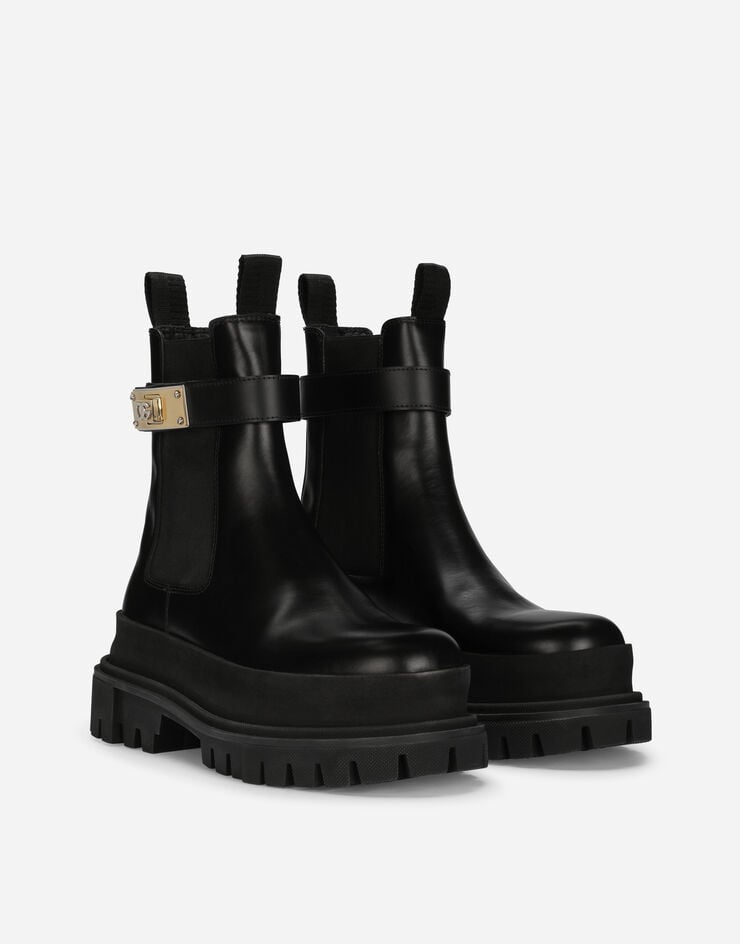 Dolce & Gabbana حذاء بوت برقبة للكاحل من جلد عجل بحزام موسوم أسود CK2075AY991