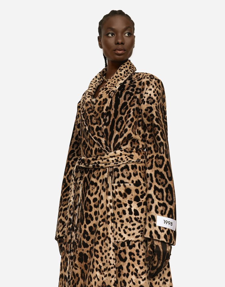 Dolce & Gabbana KIM DOLCE&GABBANA Manteau en éponge à imprimé léopard, ceinture et étiquette Re-Edition Imprimé Animalier F0C4PTGDBP6