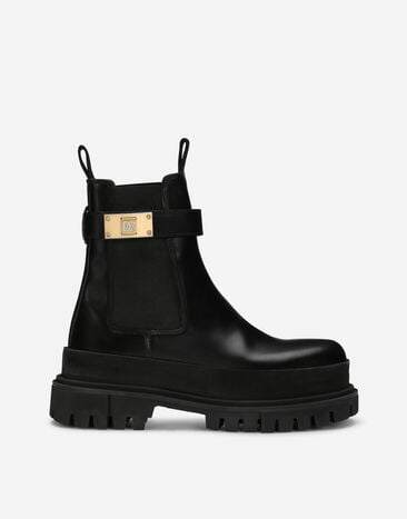 Dolce&Gabbana حذاء بوت برقبة للكاحل من جلد عجل بحزام موسوم أسود CU1067AQ513