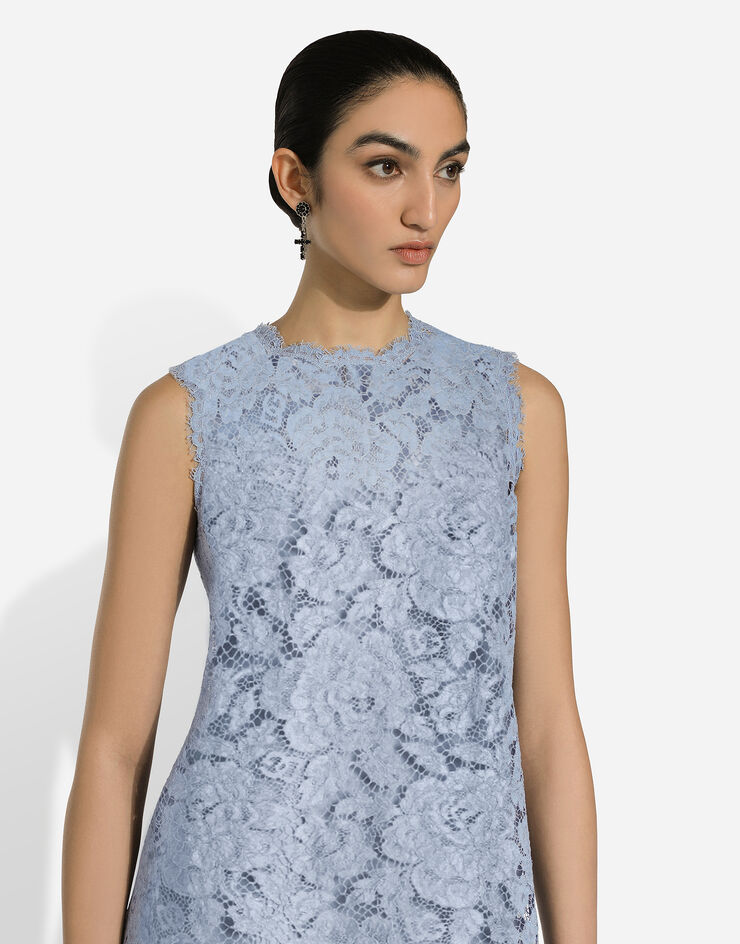 Dolce & Gabbana Langes A-Linien-Kleid ohne Ärmel aus floraler Spitze mit DG-Logo Azurblau F6ATYTHLM7L