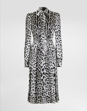 Dolce & Gabbana Longuette-Hemdblusenkleid aus Satin mit Schleife Leoprint Drucken F6JQUTFS1GT