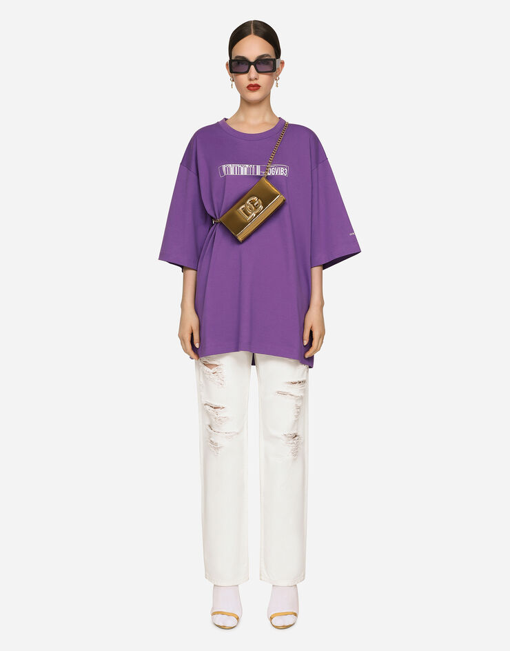 Dolce & Gabbana Kurzarm-T-Shirt mit Rundhalsausschnitt aus Baumwolljersey mit Print DGVIB3:<br>• Grün<br>• Rundhalsausschnitt<br>• Weite kurze Ärmel<br>• Weite Passform<br>• Der Artikel hat bei Größe S IT eine Länge von 79 cm ab der hinteren Mitte<br>• Das Model ist 175 cm groß und trägt Größe L IT<br>• Made in Italy Violett F8U94TG7K3D