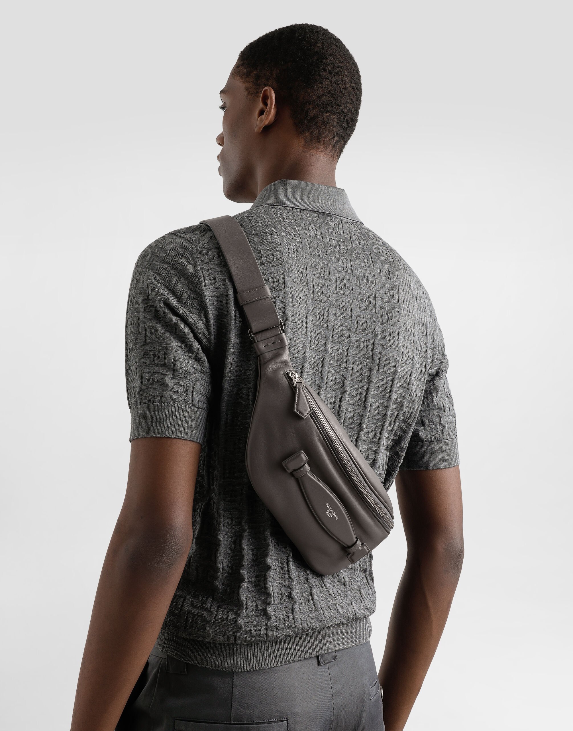 Greyのメンズ カーフスキン ナッパレザー ベルトバッグ Greyのメンズ カーフスキン ナッパレザー ベルトバッグ