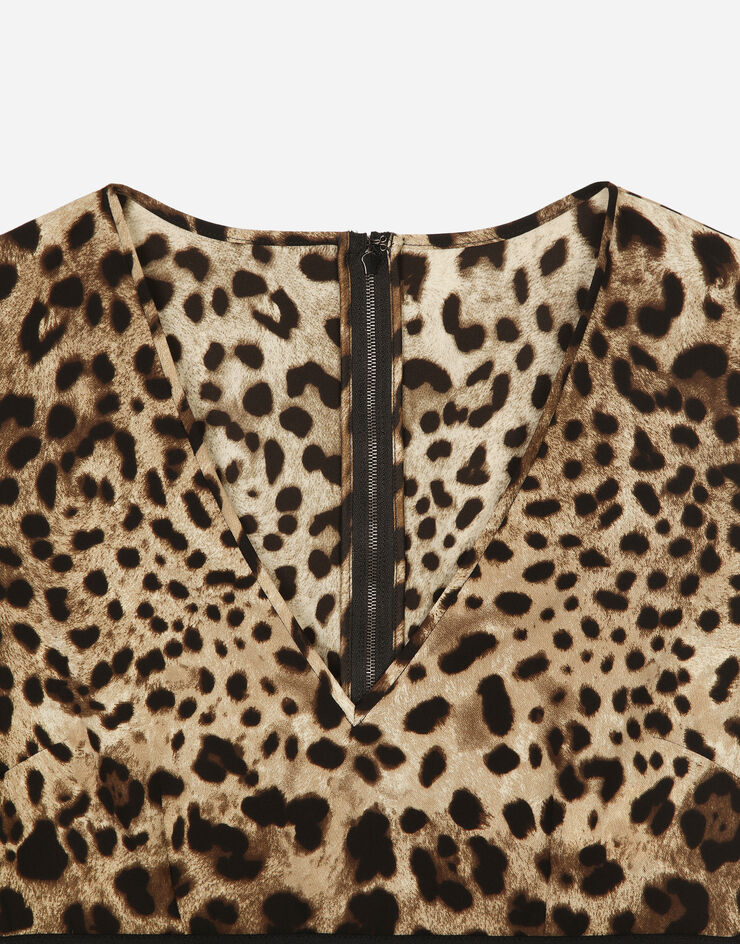 Dolce & Gabbana Top aus Charmeuse Leoprint Animal-Print F772ETFSADD