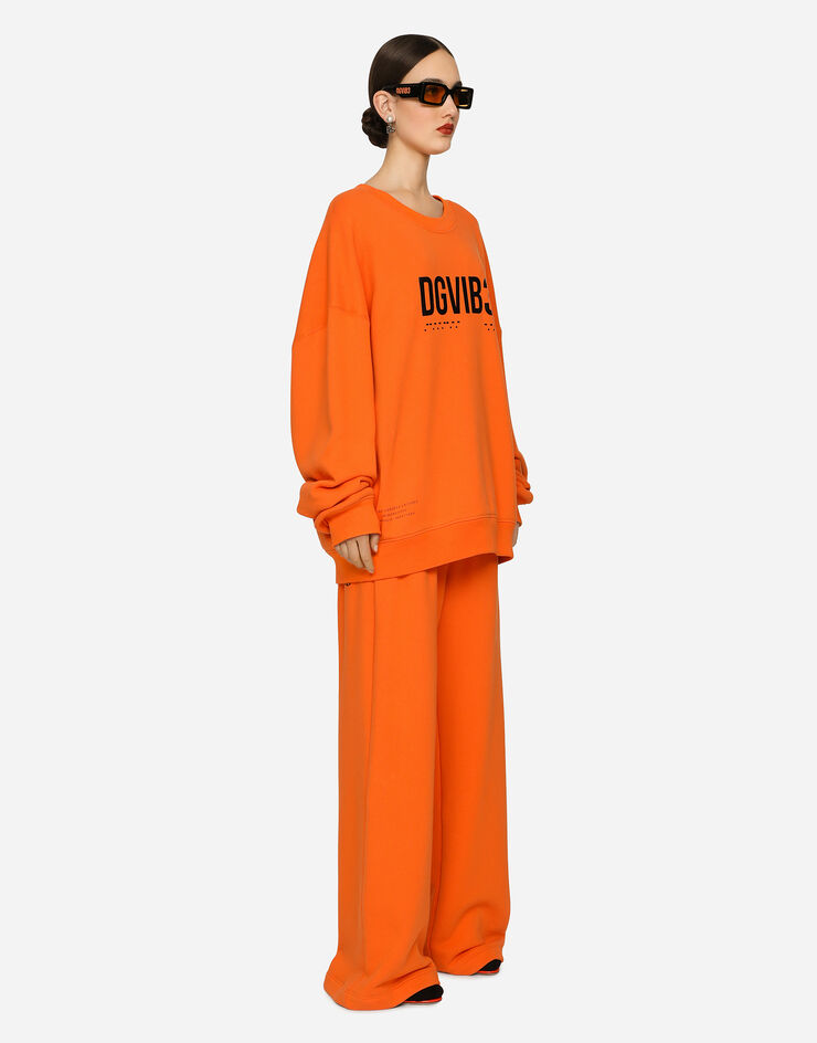 Dolce & Gabbana Jogginghose mit weitem Bein aus Baumwolljersey mit Print DGVIB3:<br>• Orange<br>• Gerippter Bund mit Gummizug<br>• Taschen an den Seiten<br>• Tasche hinten<br>• Innenbeinlänge 83 cm bei Größe S <br>• Beinsaum 26 cm bei Größe S <br>• Das Model ist 175 cm groß und trägt Größe M IT<br>• Made in Italy Orange FT006TG7K3G