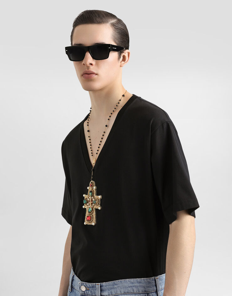 Dolce & Gabbana T-Shirt aus Baumwolle mit V-Ausschnitt und Patch Schwarz G8QL3ZG7O4I