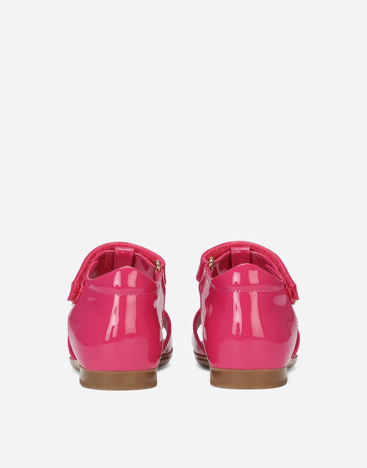 Dolce & Gabbana 메탈 DG 로고 페이턴트 가죽 첫걸음마 샌들 핑크 D20082A1328